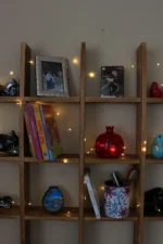 Wooden City Ahşap Raf Dekoratif Eskitme Işıklı Nostalji Kitaplık Süs Eşya Rafı - Görsel 6